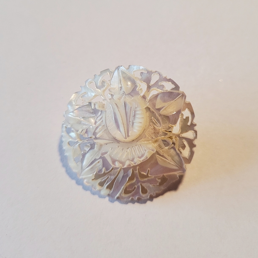 Vintage Carved Mother of Pearl Flower Brooch - Picture 3 of 5